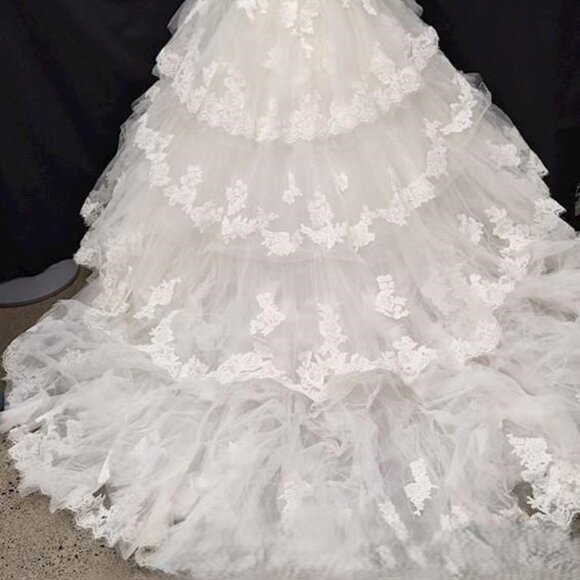 Maggie Sottero Ivory sweetheart neckline tiered layered skirt Wedding Dress 12 - Picture 6 of 13